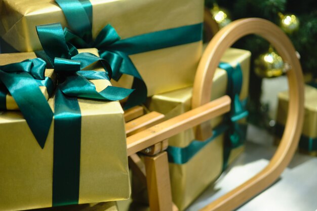 Schönes Weihnachtsgeschenkboxdekor in den Grüntönen.
