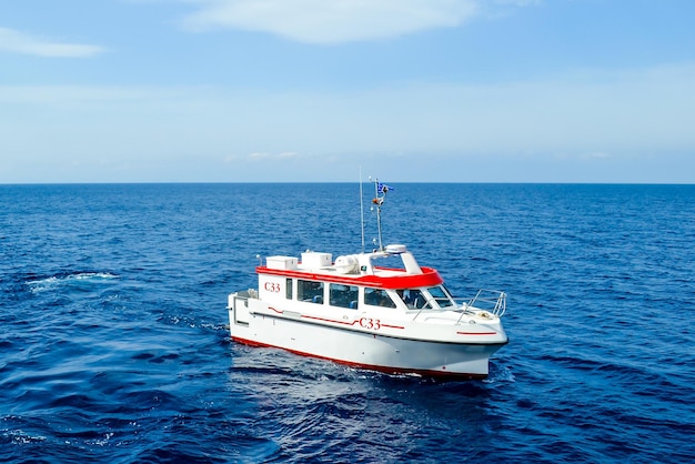 Schönes weißes Boot im Meer