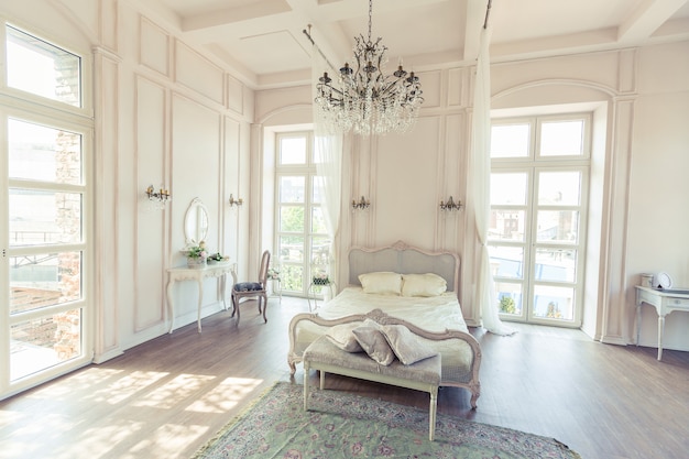 Foto schönes weißes, helles, sauberes innenschlafzimmer im luxuriösen barockstil.