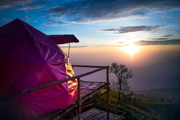 Schönes Zelt auf Berggipfel Ziel Thailand