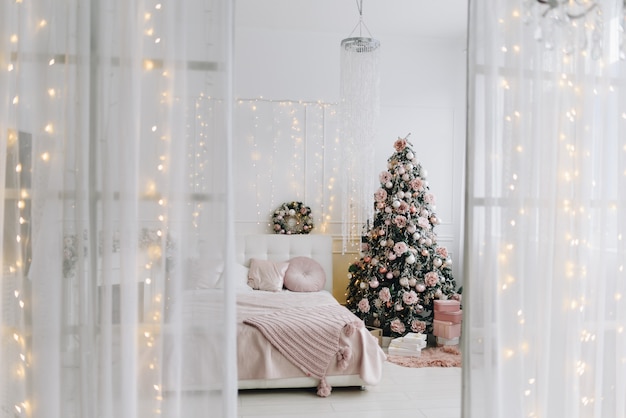 Schönes Zimmer für Weihnachten eingerichtet