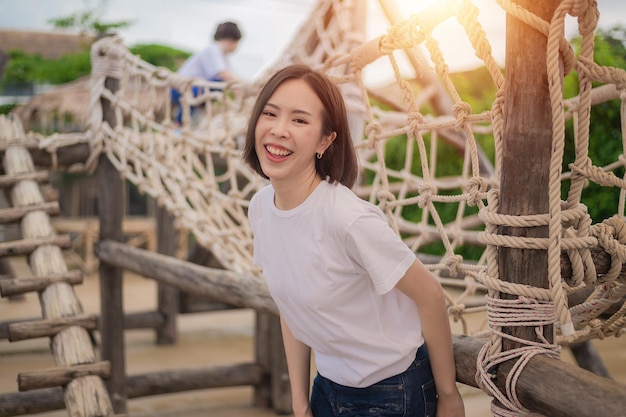 Schönheit asiatische Frauen weiße T-Shirts auf Spielplatz Schule Aktivität