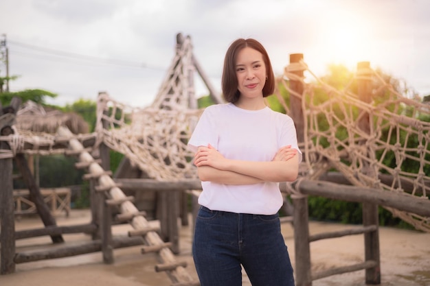 Schönheit asiatische Frauen weiße T-Shirts auf Spielplatz Schule Aktivität