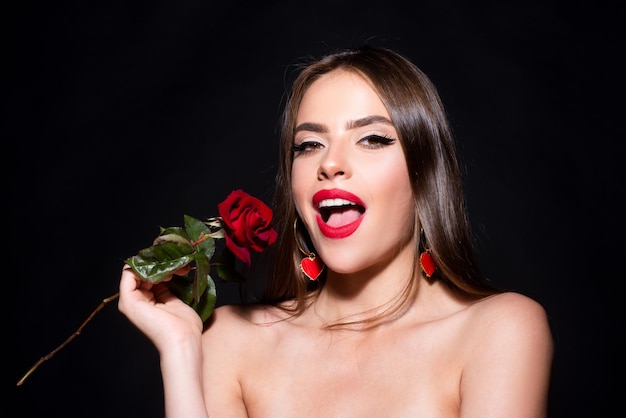 Schönheit aufgeregte Frau mit roter Rose Mode Mädchen Gesicht mit Rose in der Hand rote Lippen Mode Frühling Sommer