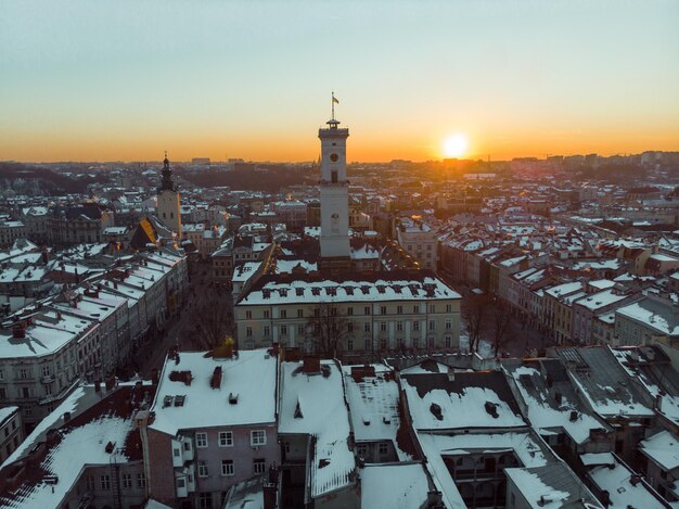 Schönheit des Sonnenuntergangs über der alten europäischen Stadt Vogelansicht