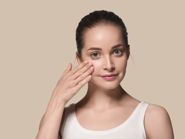 Schönheit Frau Gesicht gesunde Haut natürliche Make-up schöne weibliche berühren Gesichtsfarbe Hintergrund