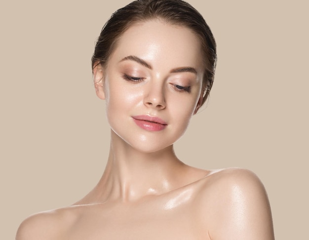 Schönheit Frau gesunde Haut natürliches Make-up saubere frische Haut kosmetisches Konzept Farbe Hintergrund braun