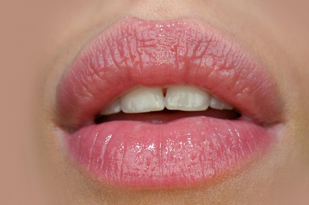 Schönheit junge Frau Lippen sexy Mund Nahaufnahme glänzend Luxus Mund Glamour Lippe Konzept