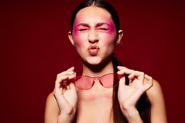 Schönheit Mode weibliche rosa Brille helles Make-up posiert schwarzen Jersey rosa Hintergrund unverändert