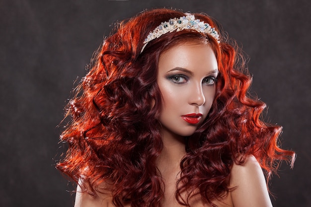 Schönheit rothaarige Frau mit schöner Make-up-Farbe