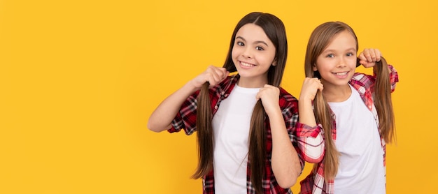 Schönheit und Mode weibliches Mode-Modell junge Mädchen in lässigen karierten Hemden Haarpflege für Kindermädchen