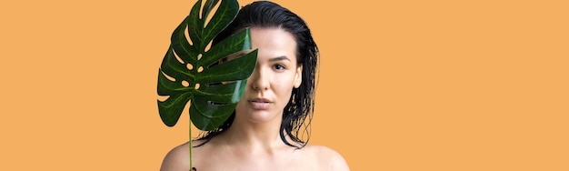 Schönheits-frau mit natürlichem grünem palmblattporträt modeschönheits-make-upkosmetik