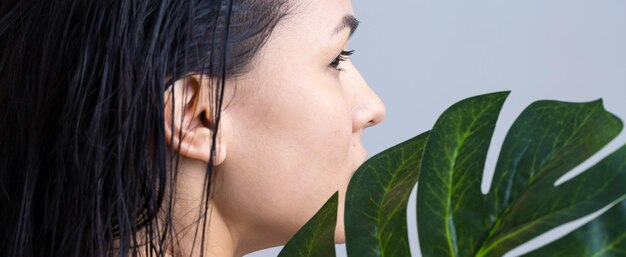 Schönheits-Frau mit natürlichem grünem Palmblattporträt Modeschönheits-Make-upkosmetik