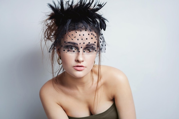 Schönheits-High-Fashion-Model-Mädchen mit dem perfekten schönen nackten Make-up, das im weißen Studiohintergrund aufwirft