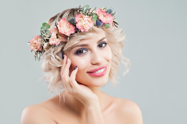 Schönheits-mode-porträt der schönen vorbildlichen frau mit gelocktem haar-make-up und blumen-krone