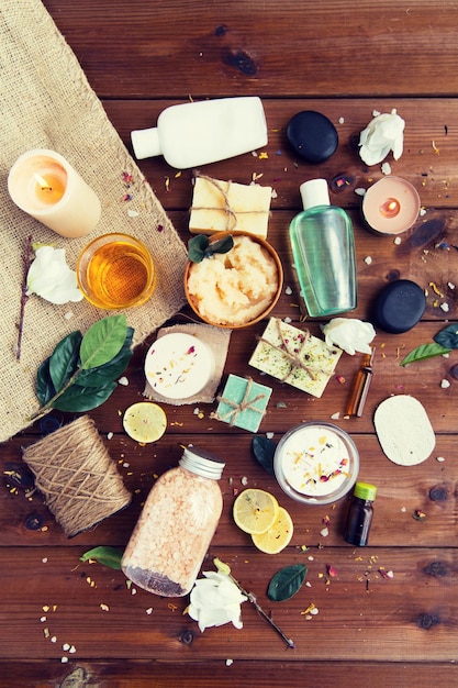 Schönheits-, Spa-, Therapie-, Naturkosmetik- und Wellnesskonzept - Nahaufnahme von Körperpflegekosmetikprodukten auf Holz