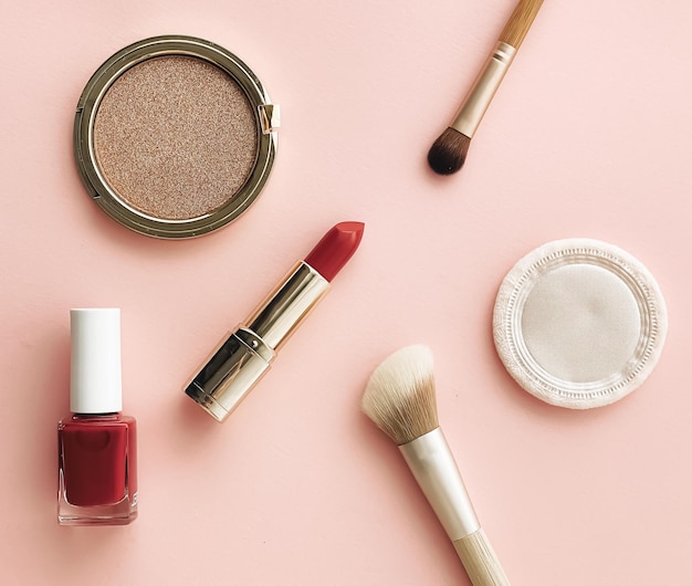 Schönheits- und Kosmetik-Flatlay-Design mit Copyspace-Kosmetikprodukten und Make-up-Werkzeugen auf Pfirsich-Hintergrund Mädchen- und weibliches Stilkonzept