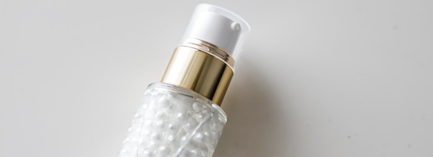 Foto schönheits- und kosmetikkonzept für die hautpflege - serumgel oder kosmetische primer-basis-lotion in einer flasche luxuriöses hautpflegeprodukt