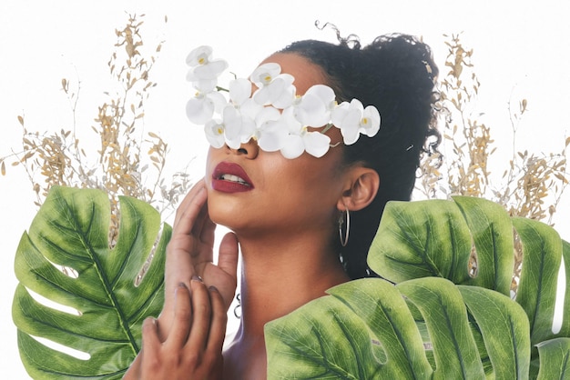 Schönheitsästhetik und Gesicht einer Frau mit Blumen für Wellness, Naturkosmetik und Hautpflege im Studio Orchideenblatt und Blumen einer weiblichen Person für Make-up-Glamour und Gesichtsbehandlung auf weißem Hintergrund