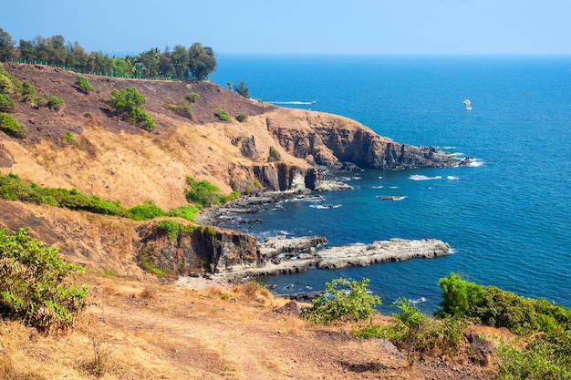 Schönheitsfelsen am Sinquerim Beach-Luftpanoramablick. Es befindet sich in der Nähe des Fort Aguada und seines Leuchtturms in Goa, Indien.