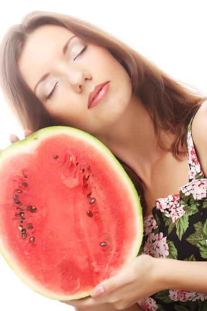 Schönheitsfrau, die Wassermelone in ihrer Hand hält