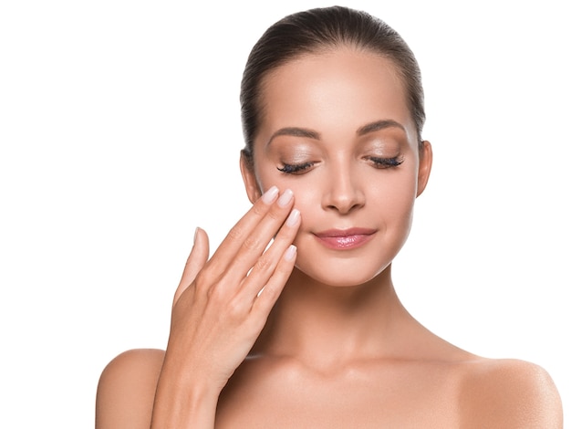 Schönheitsfrau gesunde Haut saubere Spa-Maniküre nagelt Hände, die Gesicht berühren. Isoliert auf weiß