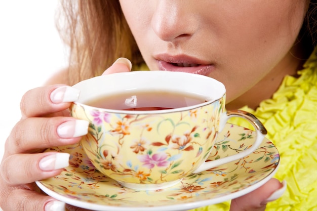 Schönheitsfrau mit frischer Tasse schwarzem Tee