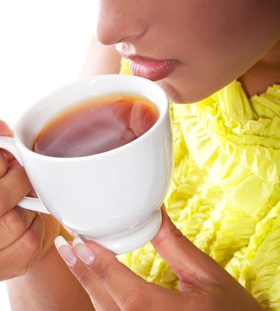 Schönheitsfrau mit frischer Tasse schwarzem Tee