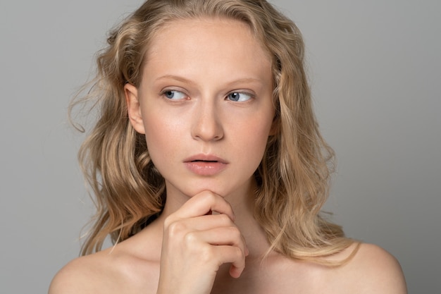 Schönheitsfrauengesichtsporträt mit gelocktem Haarbadekurortmodellmädchen der blauen Augen mit perfekter frischer sauberer Haut