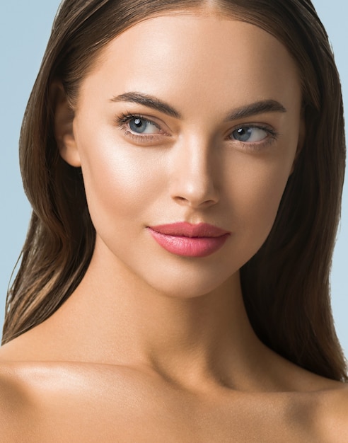 Schönheitsfrauenhautpflege schönes weibliches kosmetisches Mädchenmodell über blauem Hintergrund