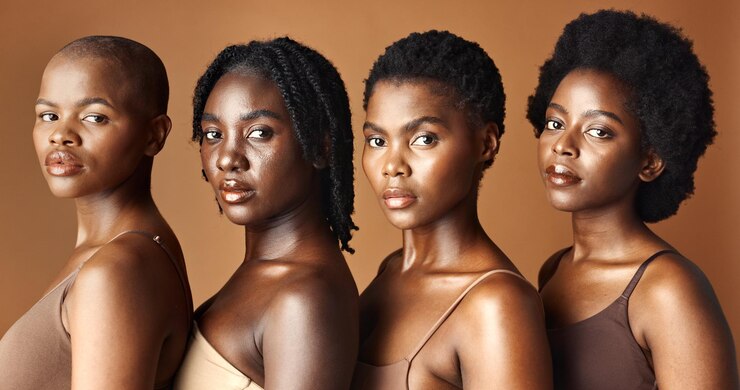 Foto schönheitsgesicht oder schwarze frauen mit hautpflege leuchtende haut oder afro isoliert auf braunem hintergrund gesichtsdermatologie modelle oder natürliche kosmetika für make-up im studio mit freundinnen oder afrikanern
