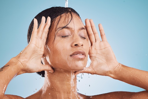 Schönheitsgesicht und schwarze Frau in der Dusche mit Wasser für Hautpflege und Hygiene Hautfeuchtigkeit und Gesichtsbehandlung mit Behandlung zur Pflege Saubere Kosmetik und Hautpflege mit Händerahmen waschen und frisch