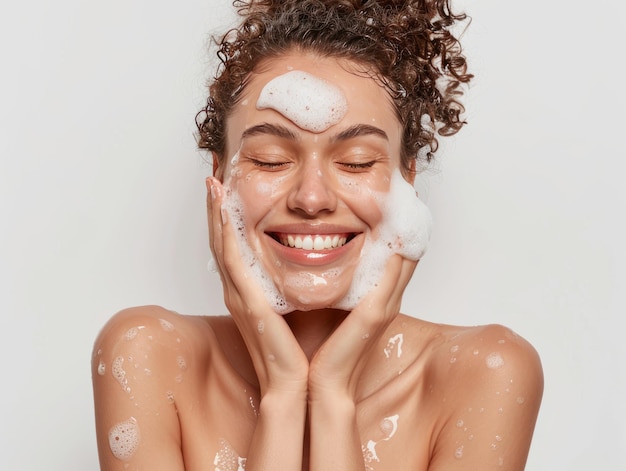 Schönheitsklinik Hautpflege wunderschönes weibliches Model posiert Gesichtswäsche