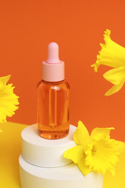 Schönheitskollagen-Gesichtsöl in einer Tropfflasche aus Glas auf dem Podium Trendiger Schuss von Kosmetikverpackungen Ätherisches Öl mit natürlichen Inhaltsstoffen