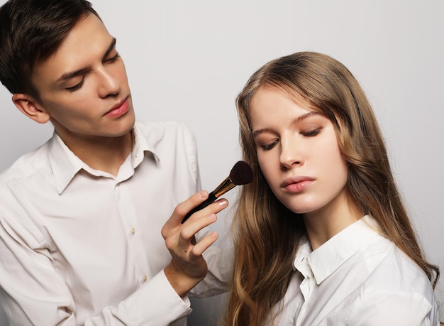 Schönheitskonzept Maskenbildner, der Make-up tut