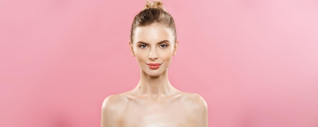 Schönheitskonzept Nahaufnahme Porträt eines attraktiven kaukasischen Mädchens mit natürlicher Haut der Schönheit, isoliert auf rosa Hintergrund mit Kopierraum