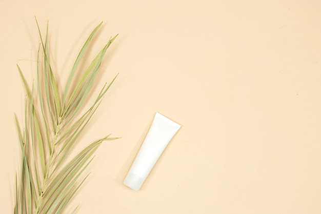 Schönheitskosmetikröhren-Branding-Mockup isoliert auf rosa Hintergrund Paket für Handcreme oder Scrub
