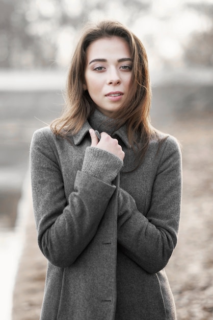 Schönheitskunstporträt der jungen attraktiven Frau im Park nahe See, Mode-Modell mit sauberer Haut, Naturkosmetik und Make-up