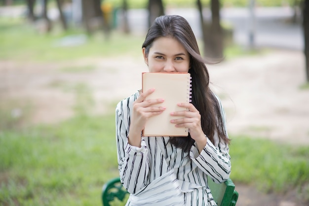 Schönheitslesebuch im grünen Park