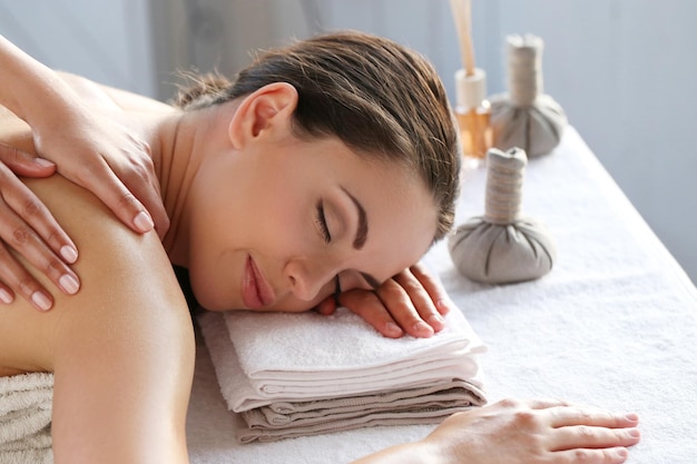 Schönheitsmädchen im Wellnesssalon