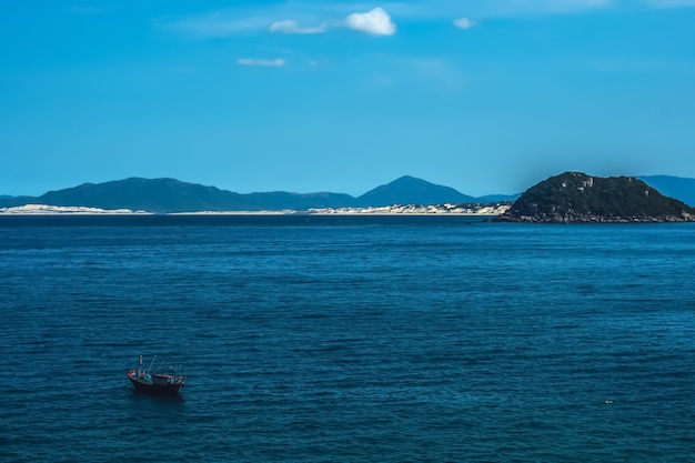 Schönheitspanorama-Skyline in reinem, blauem, azurblauem Meer, klarem Himmel, Berginselhintergrund, der ein Boot im leeren Meer segelt, für Design-Tapeten Tourismuserholung nach pandemischem Sommerurlaubskonzept