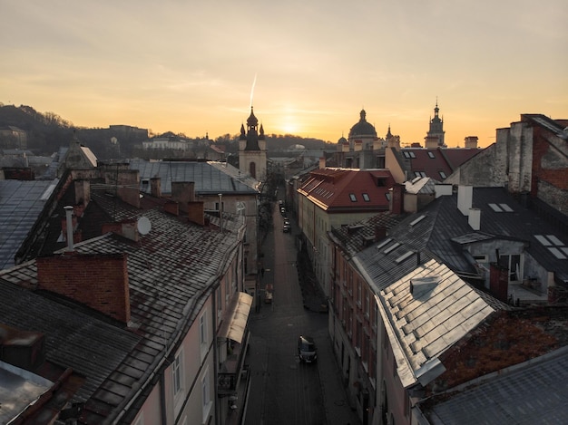 Schönheitspanoramablick auf sonnenaufgang über alter europäischer stadt