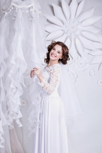 Schönheitsporträt der Braut, die im Hochzeitskleid mit voluminösem Rock, Studiofoto trägt