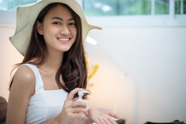 Schönheitsporträt der jungen asiatischen Frau, die auf einem Hut trägt, um zu reisen