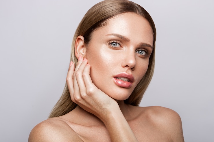 Foto schönheitsporträt des modells mit natürlichem make-up