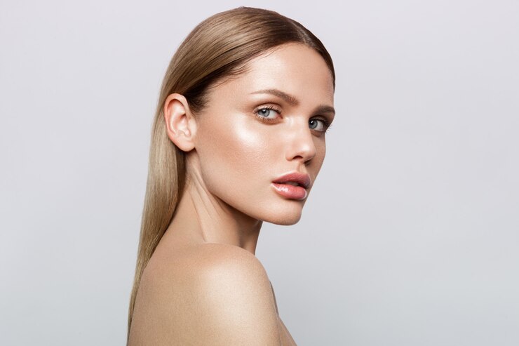 Foto schönheitsporträt des modells mit natürlichem make-up