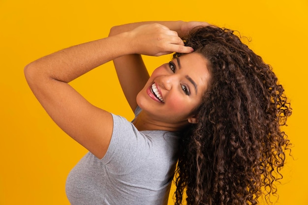 Schönheitsporträt einer afroamerikanischen Frau mit Afro-Frisur und Glamour-Make-up Brasilianerin Lockiges Haar Frisur