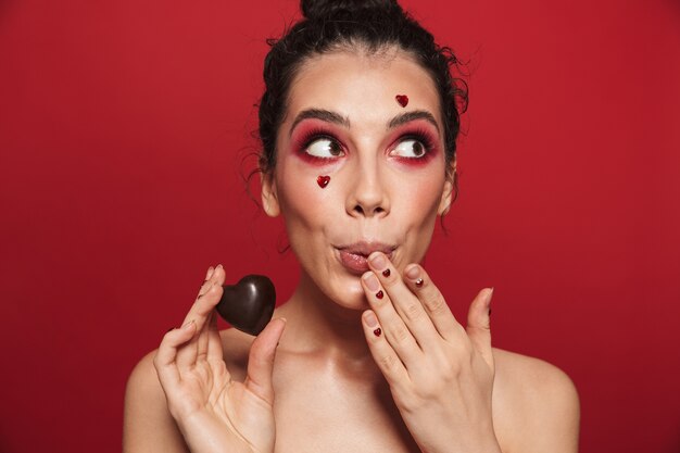 Schönheitsporträt einer attraktiven jungen toplessen Frau, die Make-up steht, isoliert