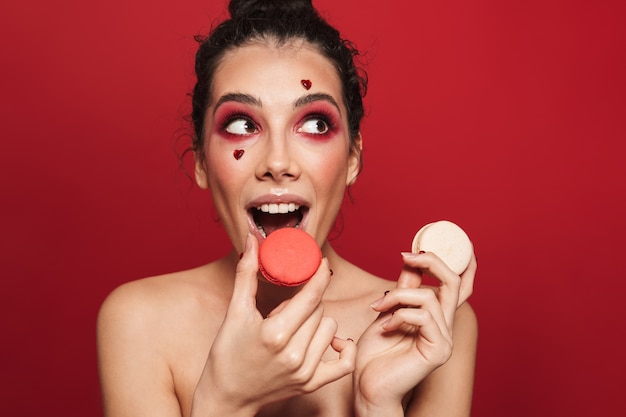 Schönheitsporträt einer attraktiven jungen toplessen Frau, die Make-up steht, isoliert