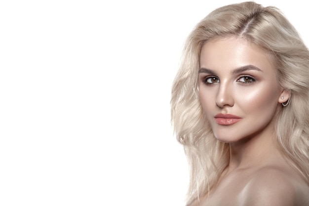 Schönheitsporträt eines schönen Mädchens, blondes, natürliches Make-up und Lippenfarbe. Saubere, gesunde Haut, isoliert auf weißem Hintergrund